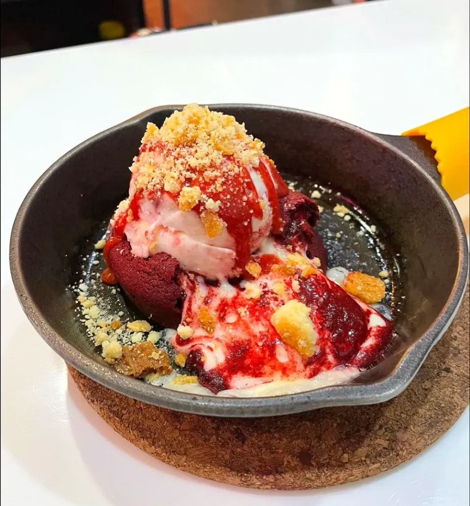 Snapdishの料理写真:Sweet Time w/ Red Velvet Cream Cheese Lava Ice Cream ♥️🍨♥️🤤
...
...
Mmmmm... I Never Say No to Sweet 🍨🍧|An'leeさん