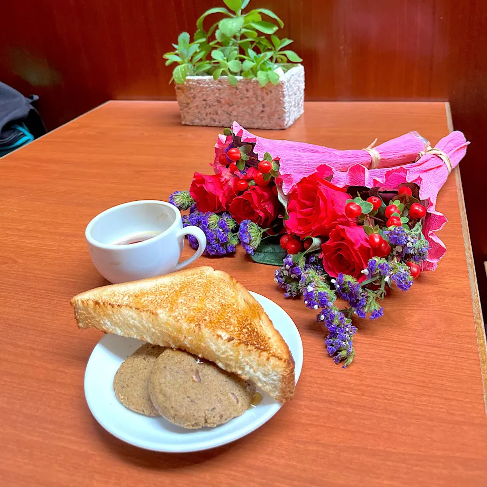 Cookies, toast with honey, coffee|skyblueさん