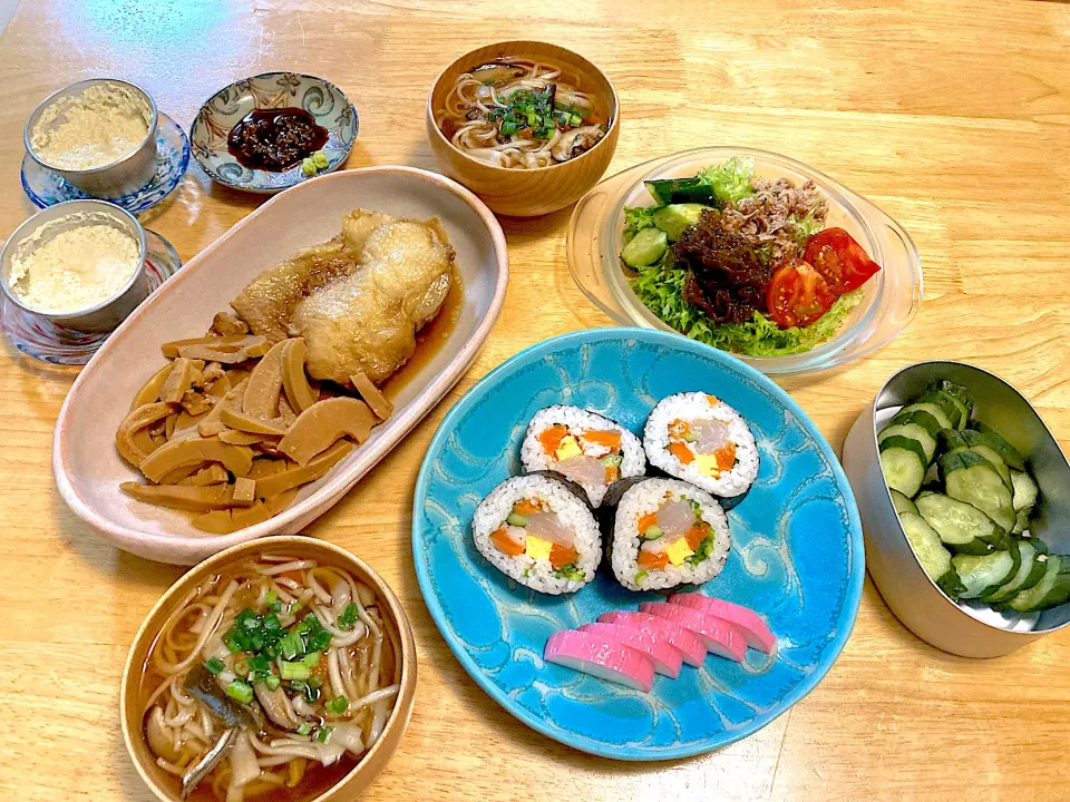 おうちシェフProで鶏肉丸ごと＆筍の赤味噌煮、椎茸出汁の全粒粉稲庭うどん(ミニ)、海鮮太巻き、蒲鉾、もずくサラダ、胡瓜の浅漬け、失敗した雪塩ゆし豆腐→固形分12％以上ないと固まらないのに間違えて9％の豆乳を買ってしまった💦|さくたえさん