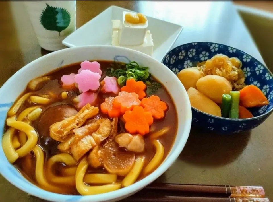 昼ご飯

八丁味噌で油揚げ鶏もも白葱の煮込みうどん♪

*他は熱々の肉じゃが、冷奴*|アカネ💖さん