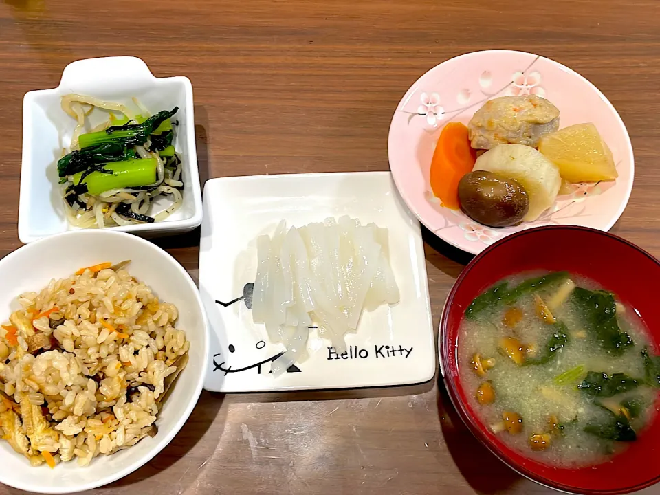 Snapdishの料理写真:炊き込みご飯　イカの刺身　なめことほうれん草の味噌汁　煮物　もやしと小松菜の磯和え|おさむん17さん