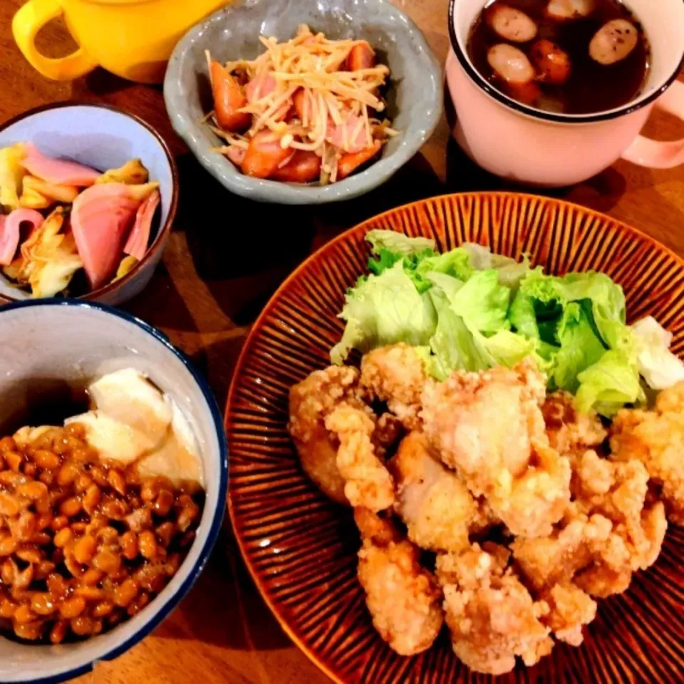 晩ごはん✨

✾白だし唐揚げ
✾えのきとウインナーのバタポン
✾キャベツとハムのカレー炒め
✾コンソメスープ
✾冷奴の納豆かけ|さらママさん