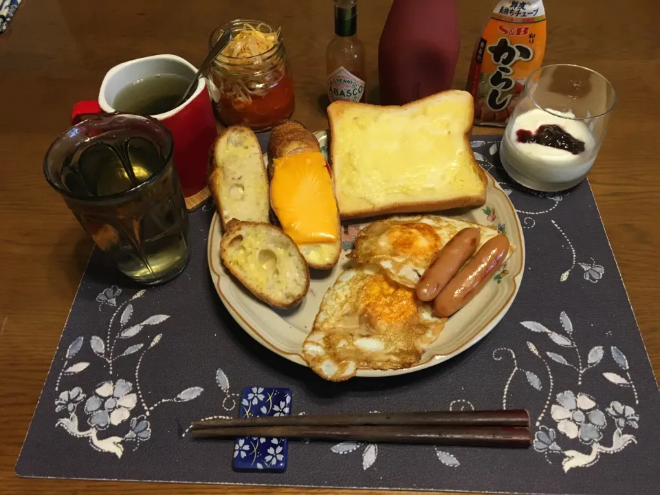 チーズトースト、バケットのガーリックトーストとハムチーズトースト、目玉焼きとウインナー(昼飯)|enarinさん