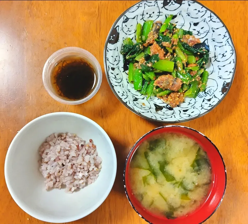 2023 0515　さんまの蒲焼缶と小松菜のごま和え　もずく　豆腐とわかめのお味噌汁|いもこ。さん