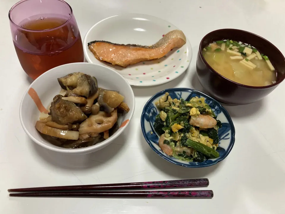 晩御飯☆ほうれん草と海老の卵炒め☆鮭のバター焼き☆揚げなすとれんこん・しめじのポン酢和え☆みそ汁（キャベツ・しめじ・ワカメミックス）|Saharaさん