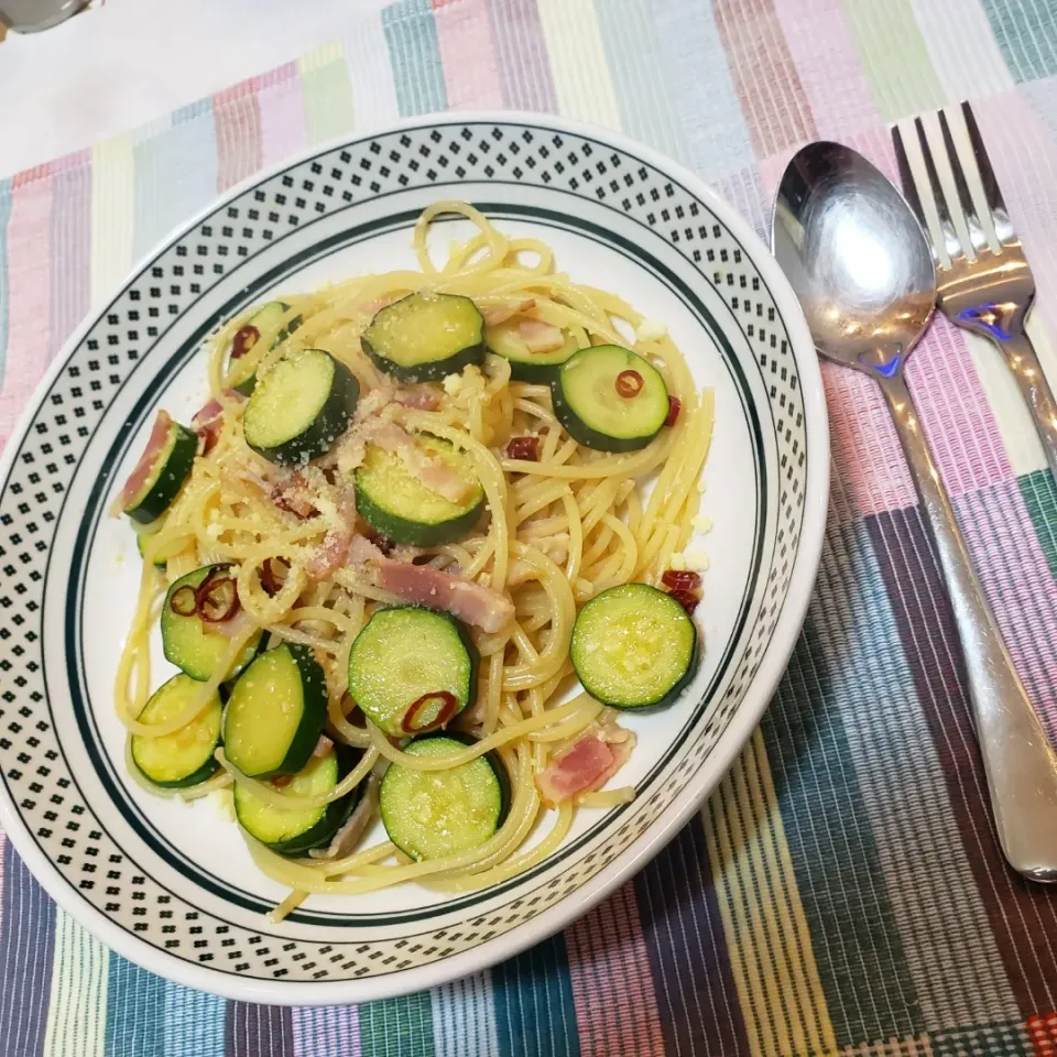 ひとり暮らしの夜ご飯
ズッキーニのペペロンチーノ|keeijnsさん