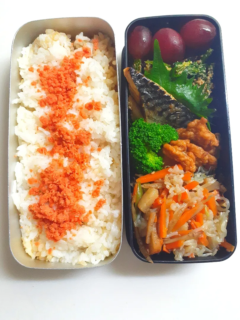 ☆中学生弁当☆玄米入り鮭ごはん、金平四種牛蒡、薩摩揚げ、ブロッコリー、ほうれん草胡麻和え、鯖、葡萄|ｼｮｺﾗさん