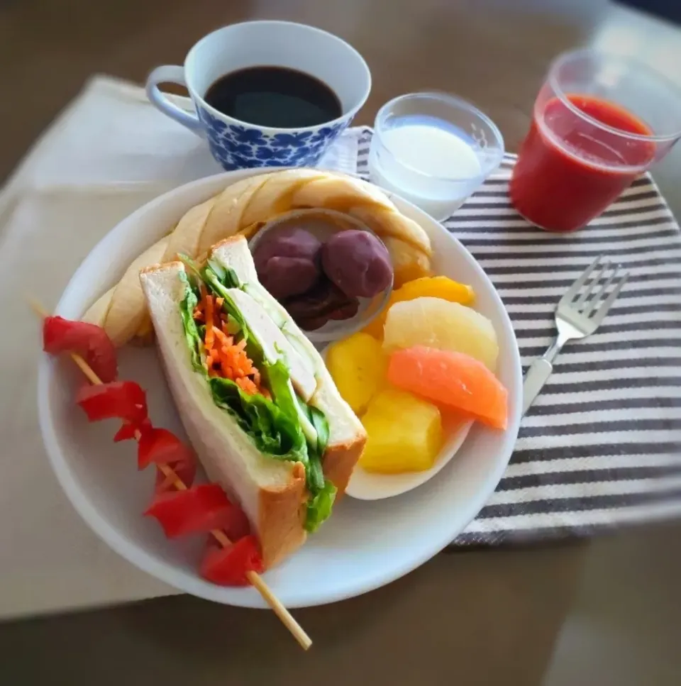 朝ご飯
おはようございます✨

クルクル切り目があらくなりました(笑)

*人参レタス胡瓜チキンのサンドイッチ、フルーツ色々、ミニ餡子餅、デーツ、珈琲、ヨーグルト、トマトジュース*|アカネ💖さん