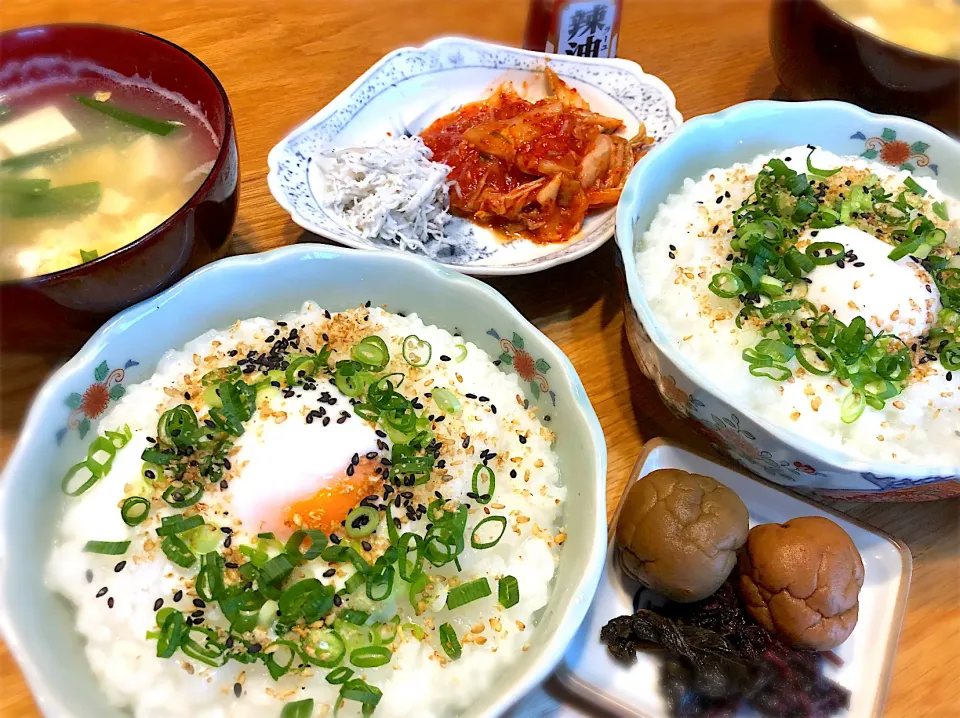 ランチにお粥　温泉卵・胡麻・小葱・しらす・キムチをトッピングに|じゅんさんさん