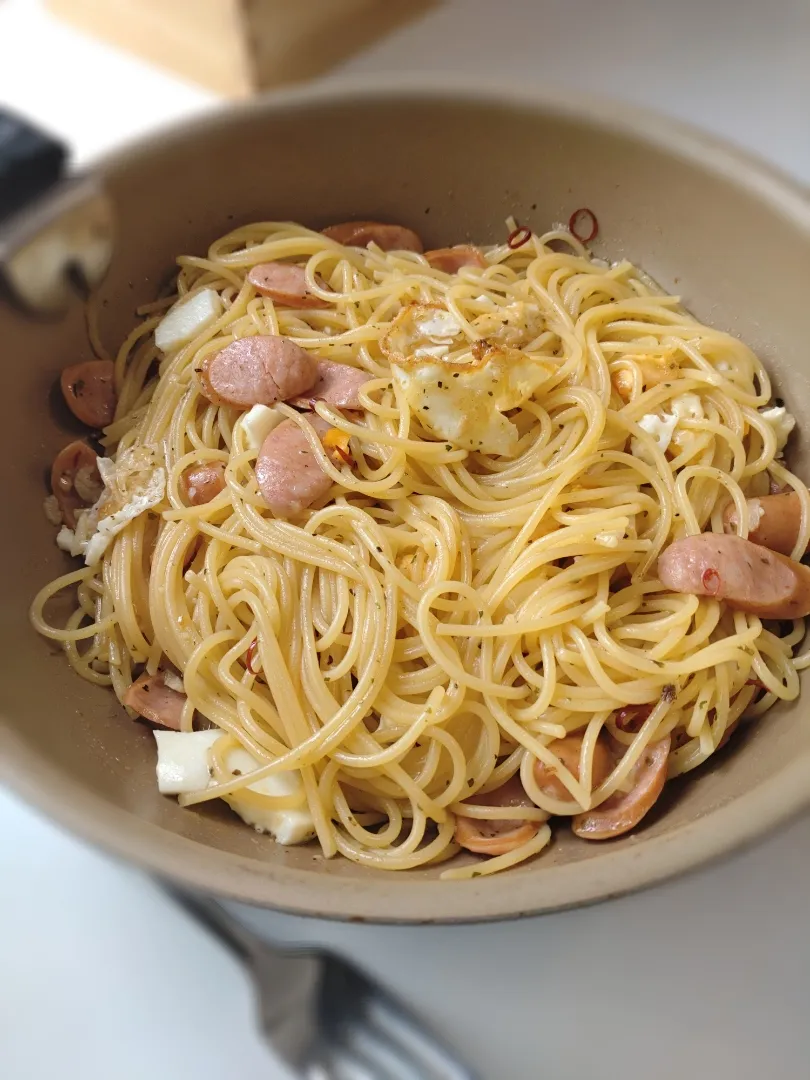 Snapdishの料理写真:ソーセージと崩し目玉焼きのペペロンチーノ|烏賊シャトルさん