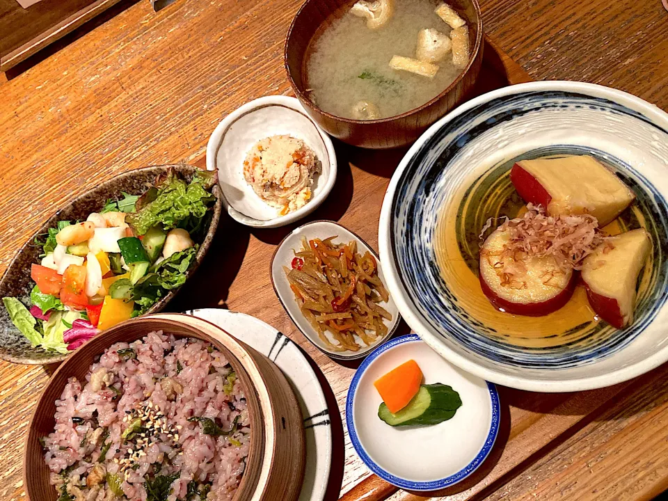 Snapdishの料理写真:さつまいもの煮物、豚と高菜のセイロ飯、海老と野菜の日替わりサラダ|ちぃさん