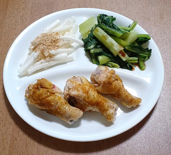 手羽元のカレーニンニク焼き
大根のごまマヨネーズサラダ
小松菜のお浸し
ご飯🍚|ナナさん