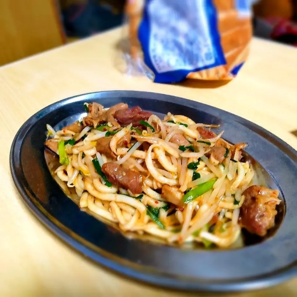 ホルモン焼きうどん。
セブンの「コプチャンミックス（冷凍）」を使用。|ariyo4200さん