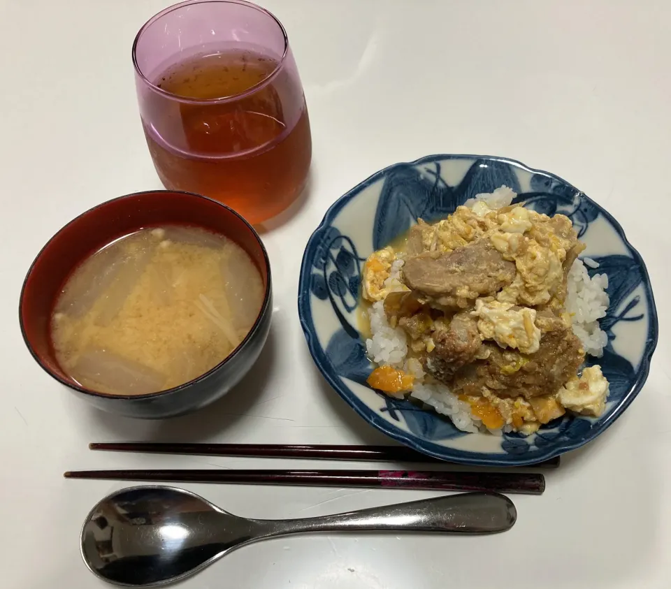 晩御飯☆カツ丼☆みそ汁（大根・えのき）|Saharaさん