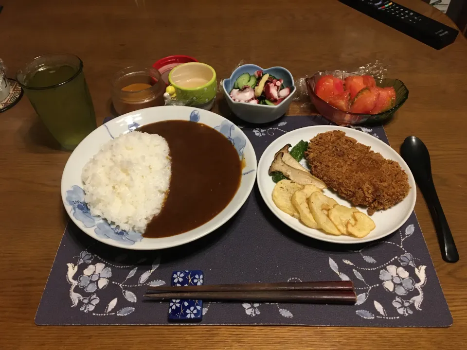 カレーライス、メンチカツ、ジャガイモとエリンギとピーマンの素揚げ、タコときゅうりの酢の物、トマト(夕飯)|enarinさん