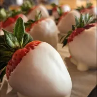 Snapdishの料理写真:white chocolate covered strawberries|dani keefeさん