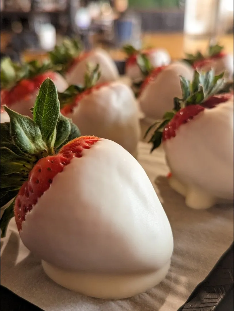 Snapdishの料理写真:white chocolate covered strawberries|dani keefeさん