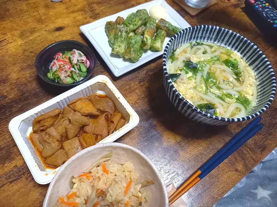 Snapdishの料理写真:・玉子とじうどん
・炊き込みご飯
・ちくわの磯辺揚げ
・きゅうりの酢の物
・牛ホルモン(セブン)|ちりさん