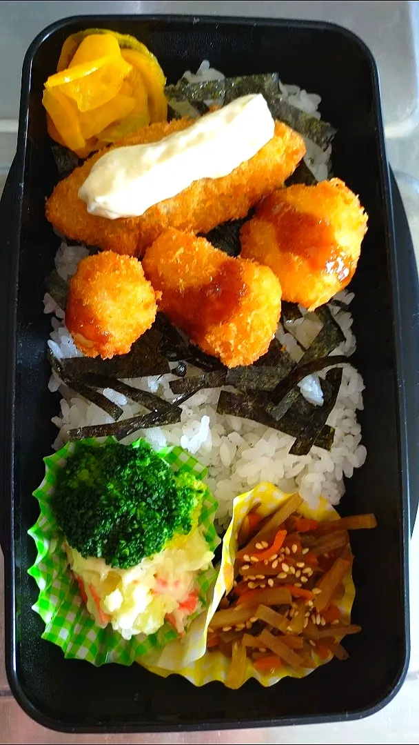 旦那弁当　2023/05/19

白身魚のフライ
イカフライ
きんぴらごぼう
ポテトサラダ&ブロッコリーマヨ|ユキヨメ♪さん