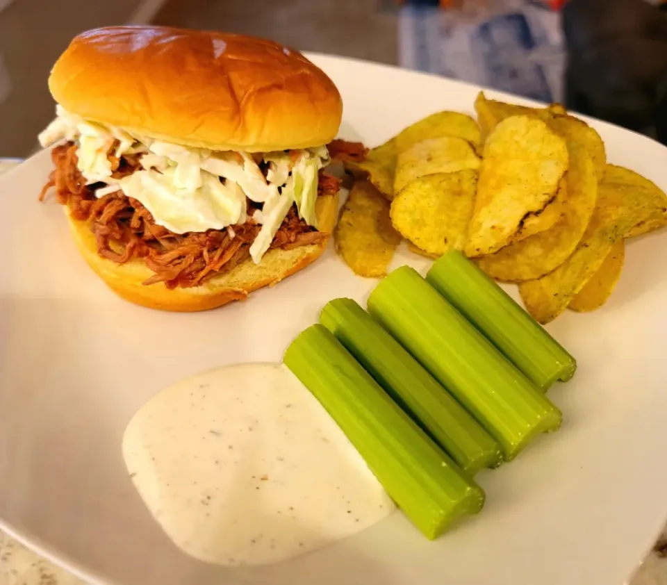 Bbq pulled pork sandwiches with apple slaw, jalapeno chips and celery|Travis Stoneさん