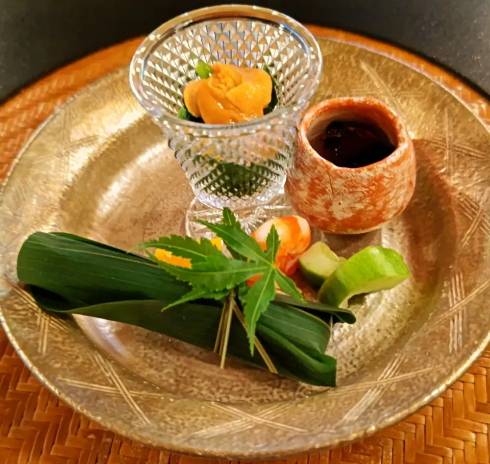 前菜
生うにと法蓮草浸し 柔らか煮 笹巻寿司・厚焼き玉子 海老・花蓮根・天豆|哲さん