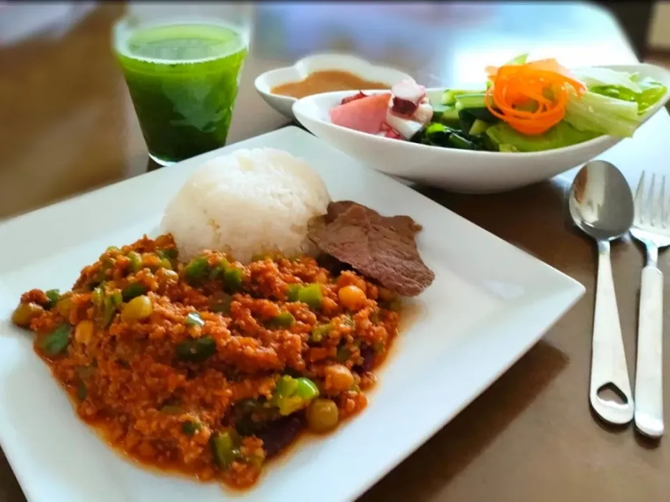 昼ご飯♡

メキシコ風アメリカ料理✨おうち再現〜
チリコンカンライス
かなり唐辛子きつめ(笑)

と、明石活蛸野菜サラダ&すりおろし生姜で自家製ドレッシング|アカネ💖さん