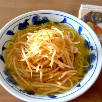 頂き物の函館ブリ塩ラーメン  もやしは足しました