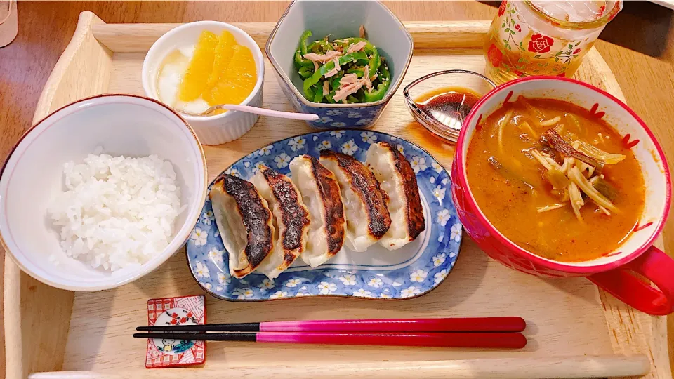 遅お昼は餃子定食|ゆうかさんさん