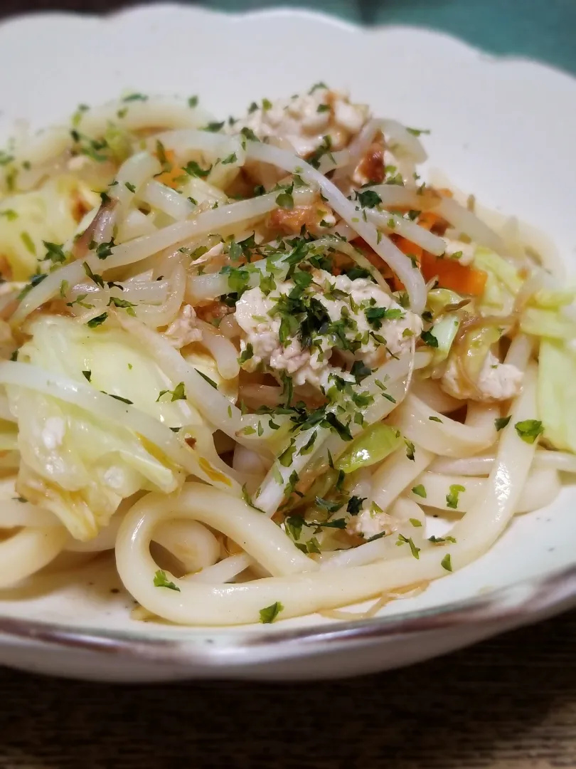 パパ作👨鶏ひき肉de焼きうどん|ぱんだのままんさん