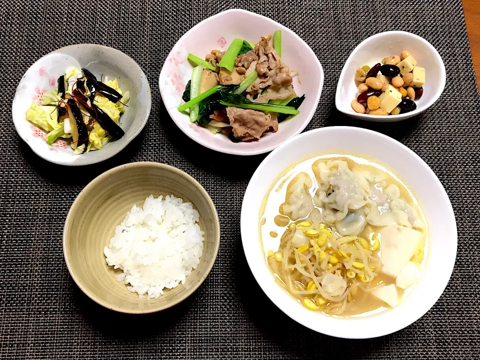 Snapdishの料理写真:5/9に確保して冷凍していた餃子でスープ餃子(絹ごし豆腐、豆もやし)|柚子きりかさん