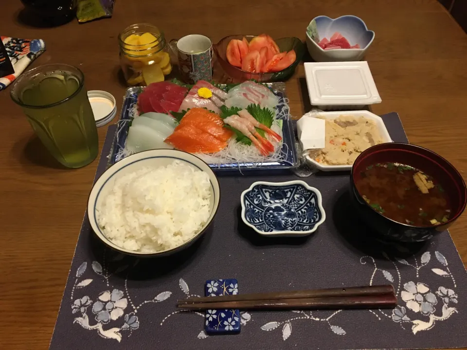 刺身六点盛り、鮪納豆巻き、トマト、卯の花のお惣菜、味噌汁(夕飯)|enarinさん