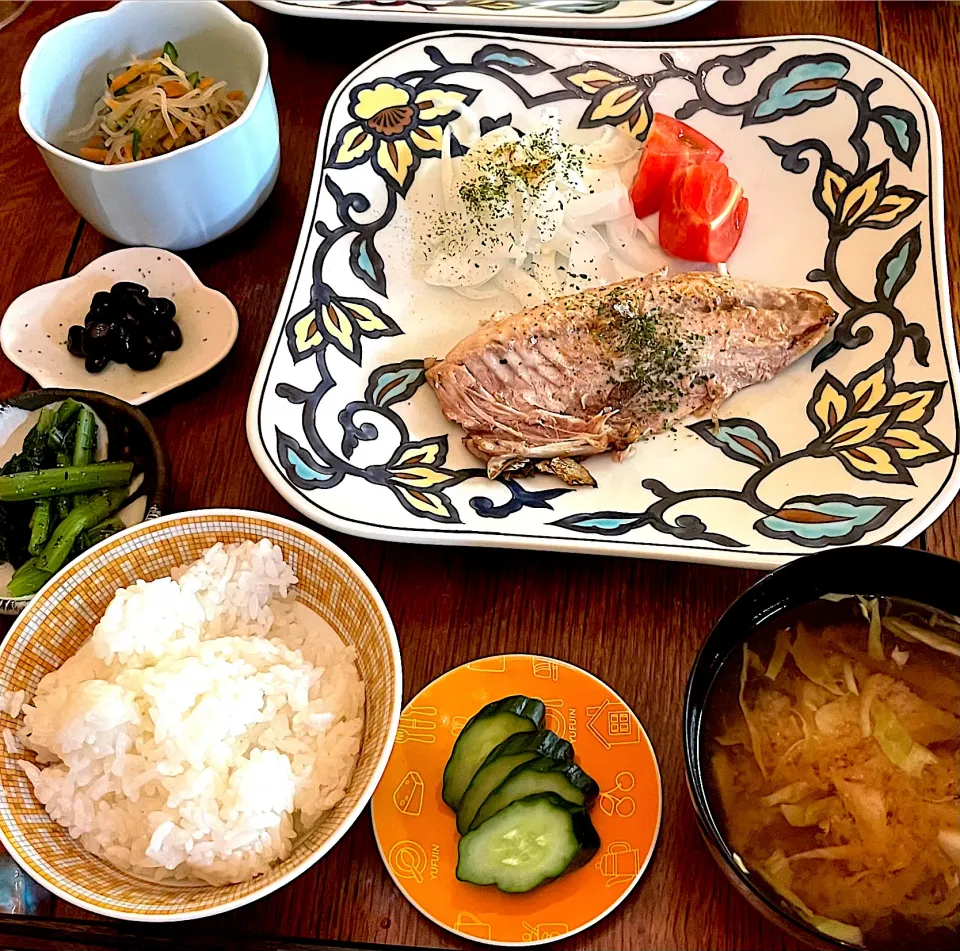 晩ごはん♯焼き鯖♯小松菜おひたし♯新玉ねぎサラダ♯黒豆煮|小松菜さん