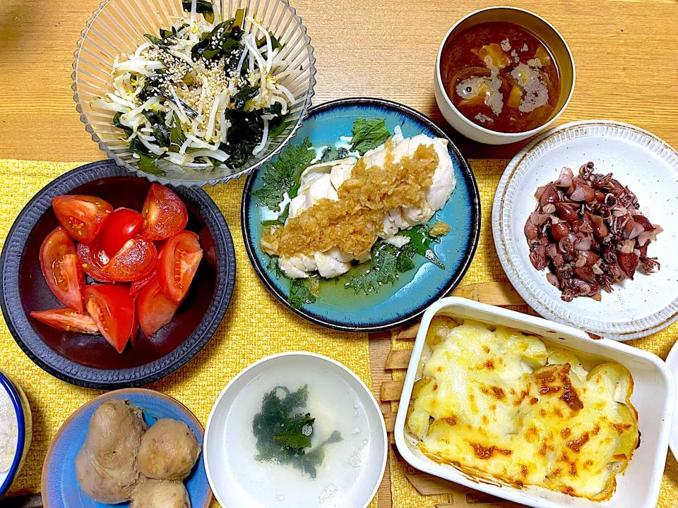 ゴルゴンゾーラ・スティルトンでポテトグラタン🥔、鶏ハムの新玉ドレッシング🧅、ホタルイカ炒め🦑、里芋煮、もやしとわかめの酢の物、チキンスープ🐓|1614さん