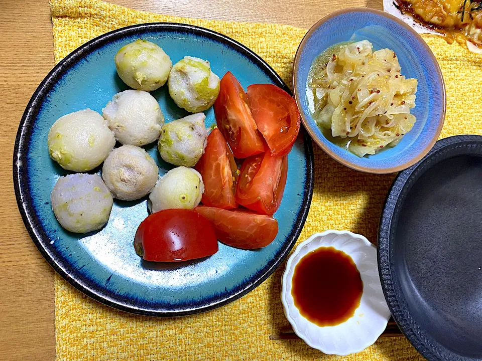 Snapdishの料理写真:里芋のきぬかつぎ、新玉ねぎのマスタードマリネ🧅|1614さん