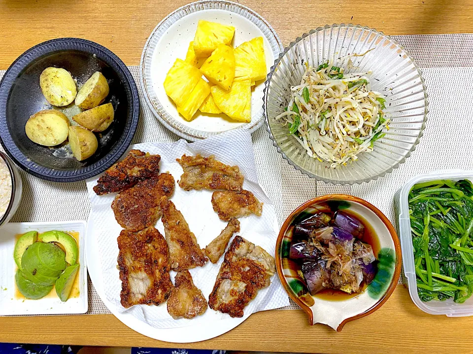 Snapdishの料理写真:マグロの竜田揚げ🐟、もやしの自家製ゆかり和え、ポン酢アボカド🥑、なすの煮浸し🍆、ほうれん草のおひたし、台湾パイン🍍|1614さん