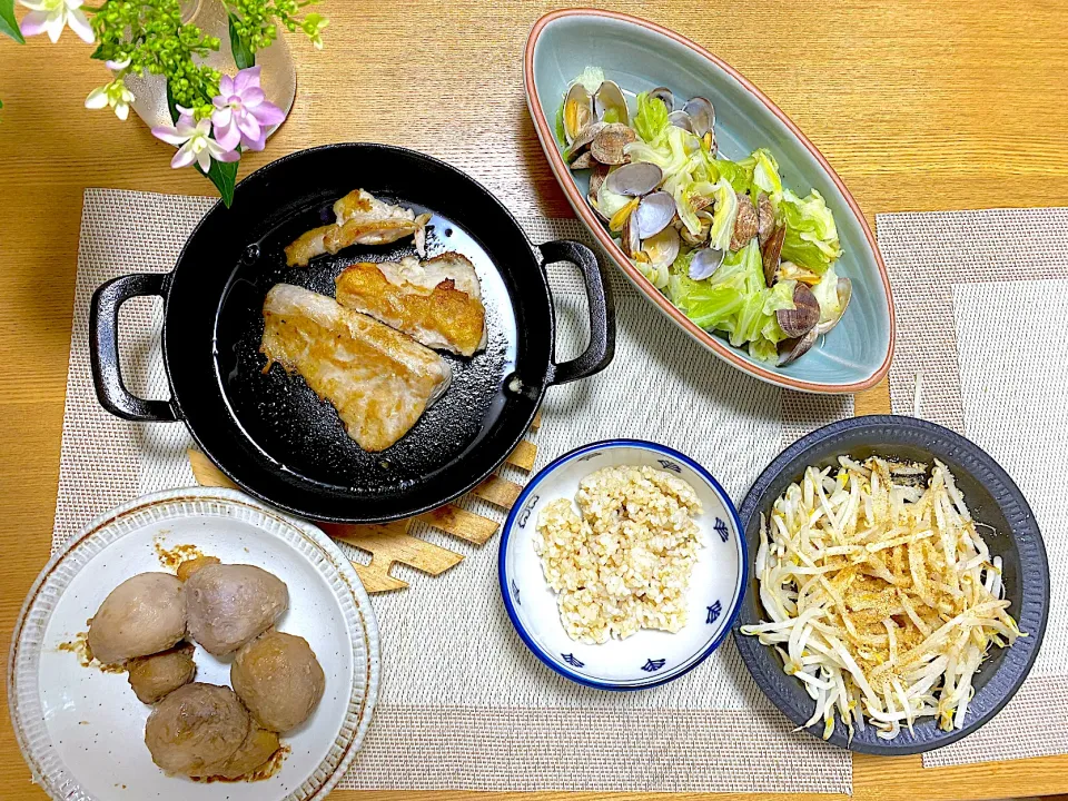 マグロステーキ🐟、あさりと春キャベツの酒蒸し、もやしの胡麻和え、里芋煮|1614さん