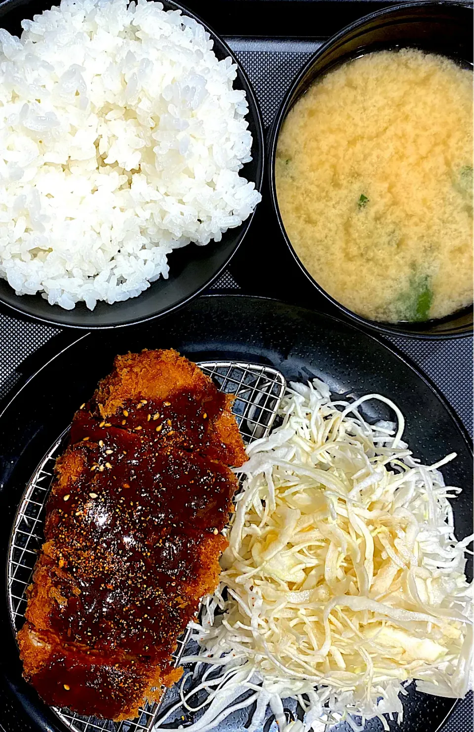 Snapdishの料理写真:ロース味噌カツ定食 500円（アプリクーポン）|すくらんぶるえっぐさん