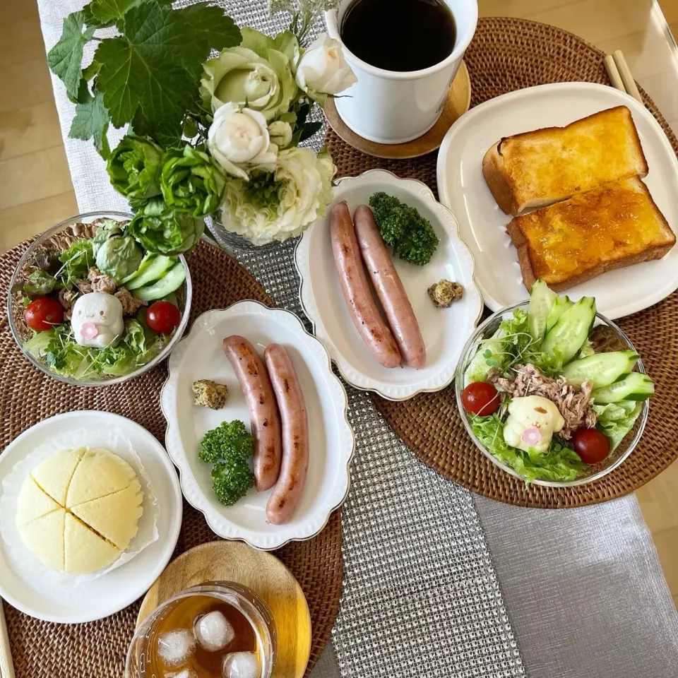 Snapdishの料理写真:5/21❤︎休日モーニング🌱
おはようございます☀お天気回復✨気持ちの良い朝ですね🥰

・夏みかんジャムバタートースト
・ポケモンミルク蒸しパン
・ガーリックチーズソーセージ
・ツナサラダ|Makinsさん