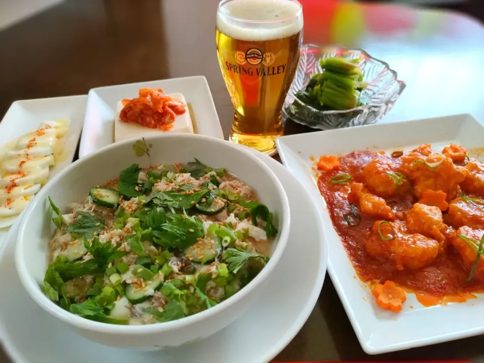 昼ご飯♡

チリソース入れ過ぎ気味えびチリ(笑)と鯖ほぐしのせ冷やし味噌だしご飯
白菜キムチのせ冷奴胡麻油かけ
茹で卵グラタン
ほうれん草お浸し
と、SPRING VALLEY🍻💕|アカネ💖さん