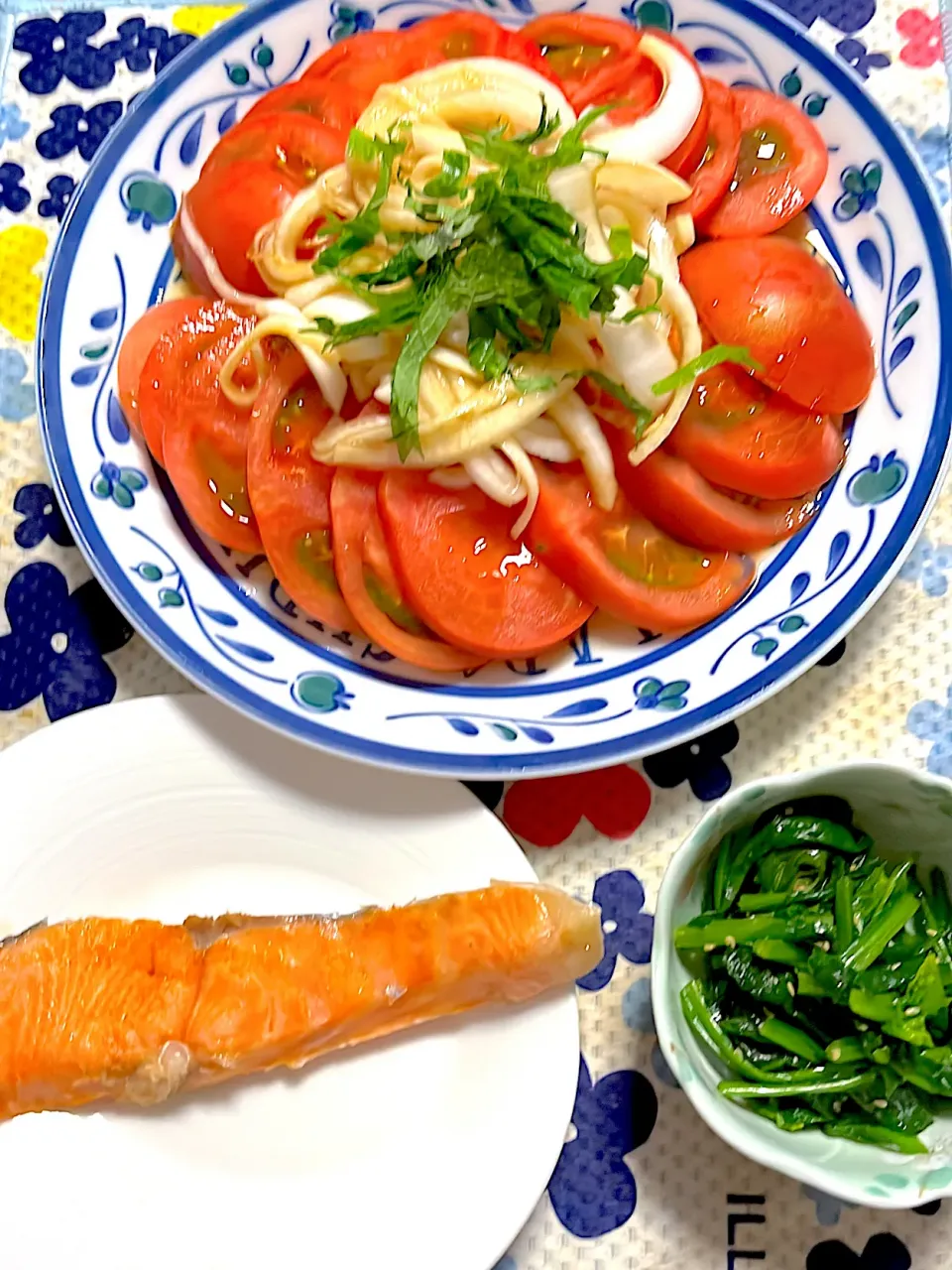 Snapdishの料理写真:鮭の塩焼き　ほうれん草のナムル　冷やしトマト🍅玉ねぎの酢漬け|4jinoanataさん