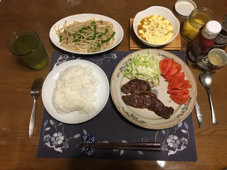 Snapdishの料理写真:ビーフステーキ、サラダ、野菜炒め、レンチンスイートコーン(夕飯)|enarinさん