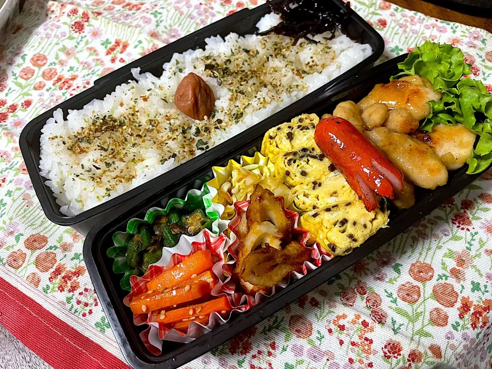 Snapdishの料理写真:お弁当★鶏の甘みそ絡め、塩昆布卵、オクラのおかか和え、ぽりぽりにんじんのきんぴら、キャベツの甘辛煮、ちくわのチーズしょうゆソテー|ハルさん