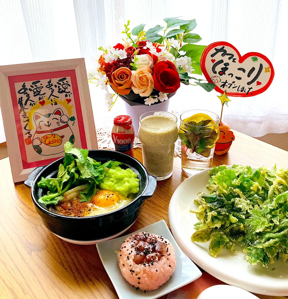 カフェモーニングセット💖たっぷり三つ葉の鍋焼きうどん，お赤飯おにぎり，天ぷら，ミントレモン水🍋フルーツスムージー🍌🍎🍍，ヤクルト1000💖最幸〜^ - ^|HAMI69さん