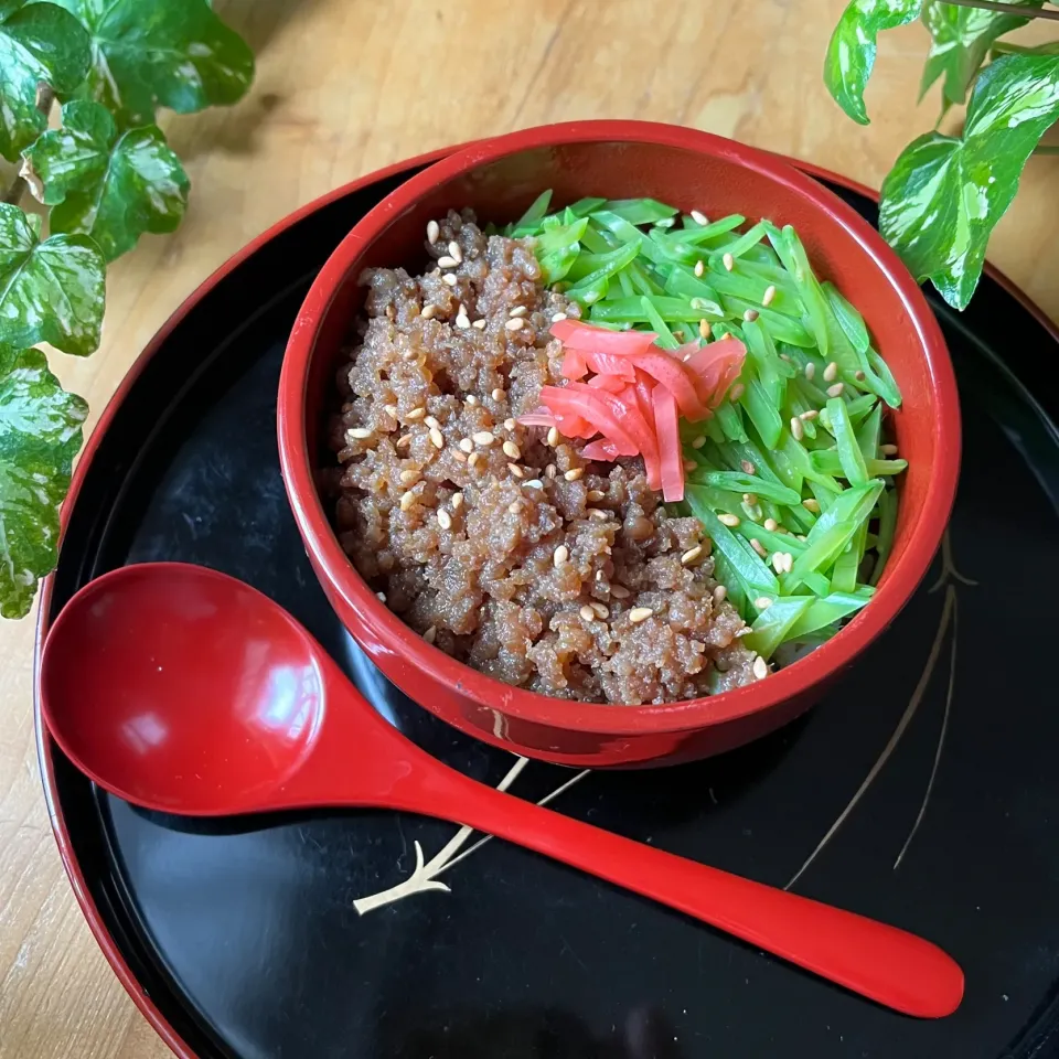 🫛甘辛鶏そぼろ＋シャキシャキ絹さやの二色丼🥄🍚|Hollyさん