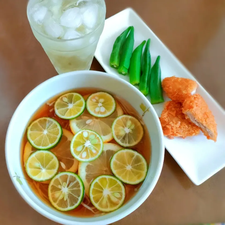 昼ご飯♡

すだちとレモンの冷素麺と
オクラ酢和え添えトンカツ♪|アカネ💖さん