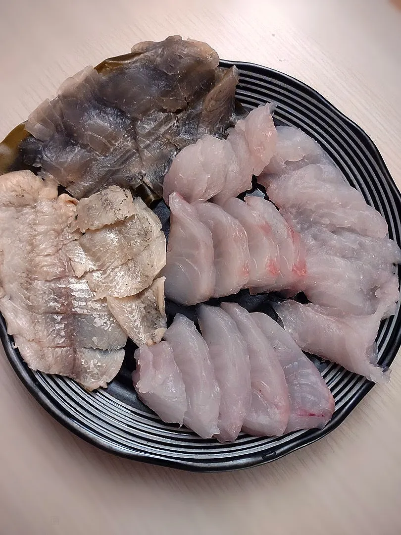 釣果🎣お刺身盛合せ🐟{サーフパーチ(海たなご)の昆布締めと酢漬け、カベゾン(かじか)のお刺身}|samiさん