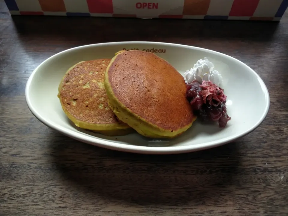 米粉の抹茶パンケーキのゆであずき、桜の花の塩漬け、ホイップクリーム添え|にんにくと唐辛子が特に好き❤️(元シャリマー)さん