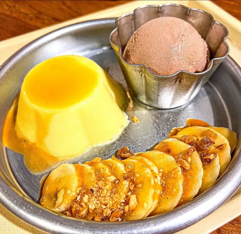 Chocolate Ice Cream, Custard Pudding & Caramelized Honey Banana 🍫🍨🍮🍌
...
...
Mmmmm... What A Perfect Combo! 🤤🤎|An'leeさん