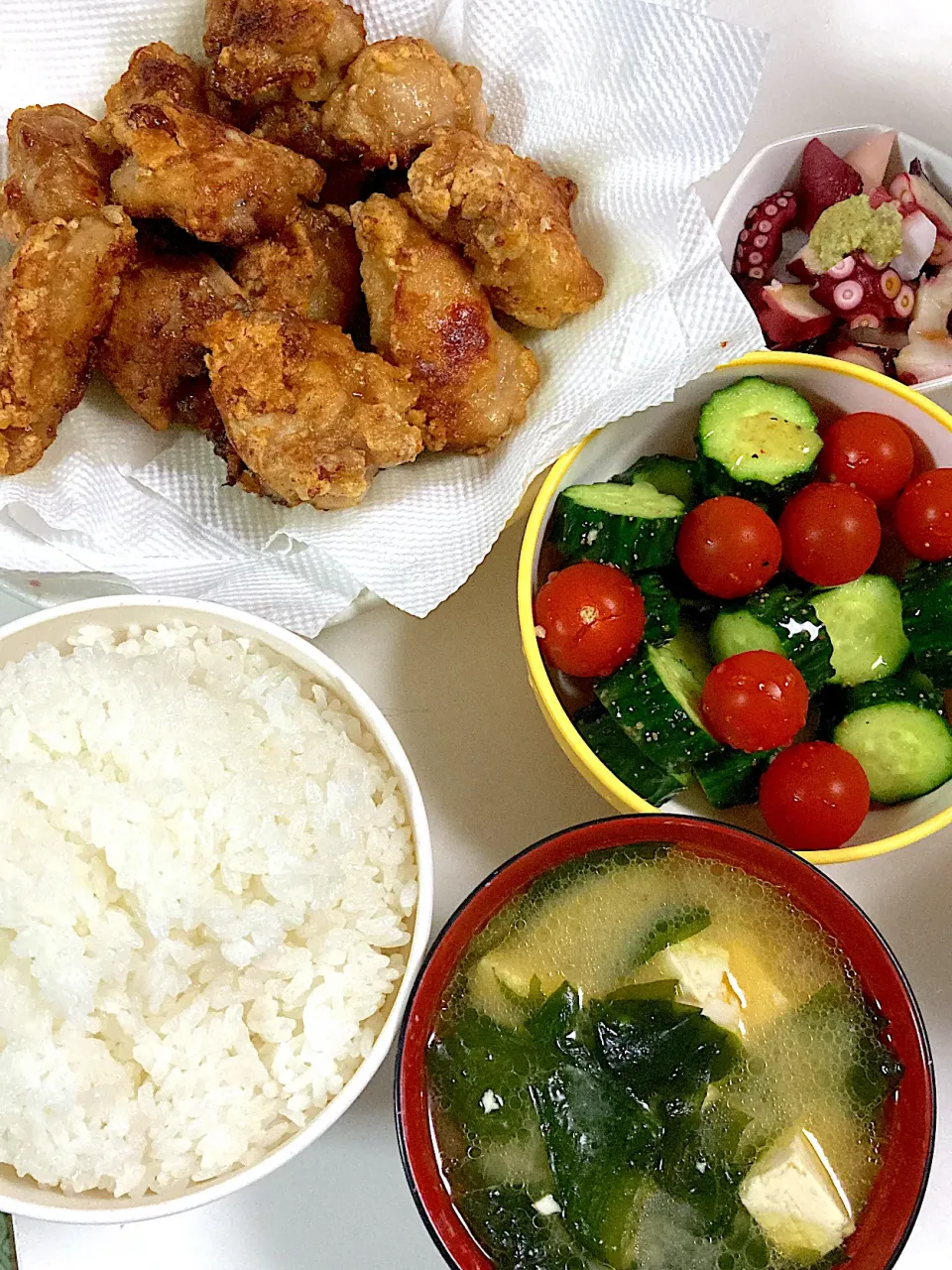 夕食　唐揚げ＆タコのブツ＆とうふと刺身用わかめの味噌汁＆きゅうりとプチトマトのサラダ|Hiromiさん