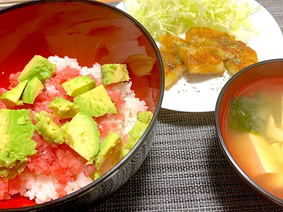 Snapdishの料理写真:まぐろアボカド丼、鱈のカレー焼き、味噌汁|maa@さん